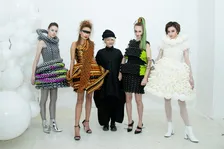 全米大会優勝のバルーンアーティスト・神宮エミ、バルーンだけで作られたドレスでショー開催！今春に「バンクーバー・ファッションウィーク」初参加へ