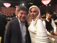 『万引き家族』是枝裕和監督、アカデミー賞昼食会でレディー・ガガからキス！世界的監督から「レジェンド」との評価も