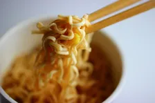 インスタントラーメンに合う「ナンバーワン調味料」を検証！官能評価＆科学分析で判明した最強のラーメンのお供は？