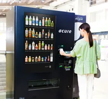 チームラボカメラで記念撮影して無料ドリンクをゲット！「イノベーション自販機」体験イベント開催