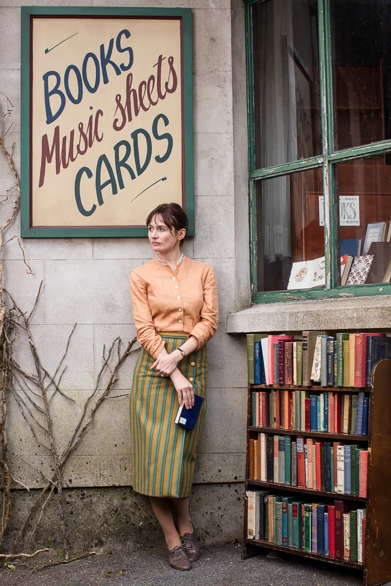 亡き夫との夢だった書店を開くひたむきな強さに勇気づけられる/映画『マイ・ブックショップ』（３月９日公開）