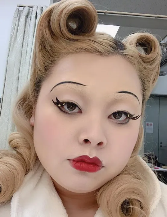 渡辺直美、独特の世界観に包まれたメイクやファッションを披露し、もの...