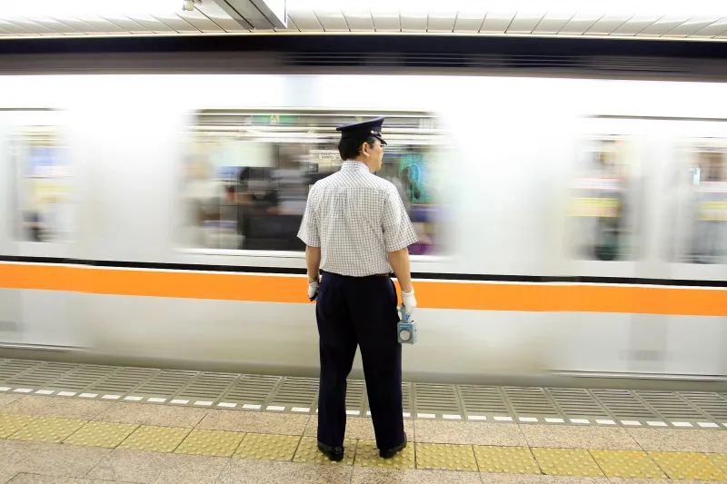 「危ない！」列車が緊急停止したが線路に人が見つからない！？…オカルト鉄道怪談