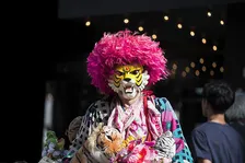 タイガーマスクのお面をかぶり、ド派手な格好で新宿を自転車で走る男‼映画『新宿タイガー』（３月22日公開）