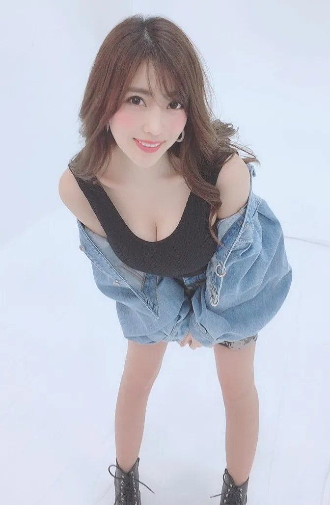 森咲智美がGカップバストの谷間チラ見せショットを披露！smart読者もドキドキ！
