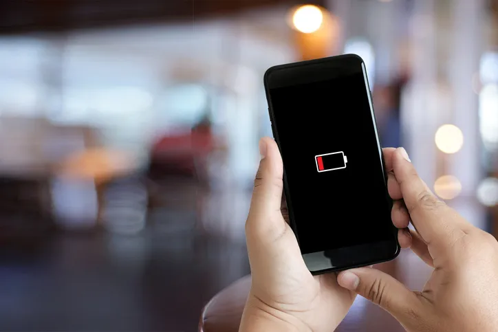 災害時に持っていくのは通帳よりスマホ!?防災グッズに「スマホ充電器」が不可欠と9割超が回答