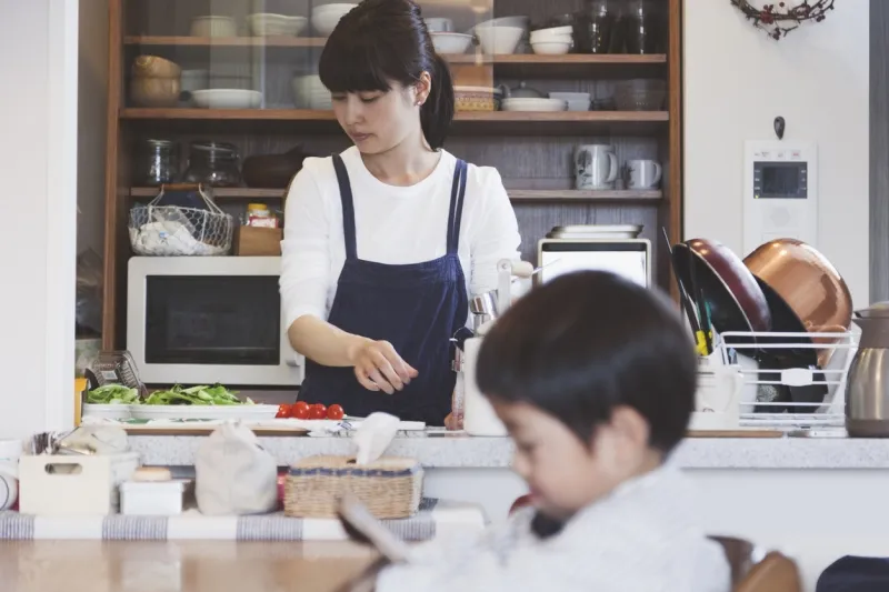 共働きで料理をする女性の献立作りの悩みは？「レパートリーの少なさ」、「栄養に関する知識不足」などの悩みが