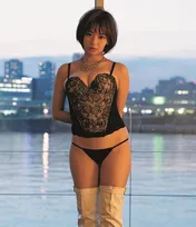 バストHカップ、身長148cm・和地つかさ、いつもと違う大人っぽい下着姿でファンを魅了！