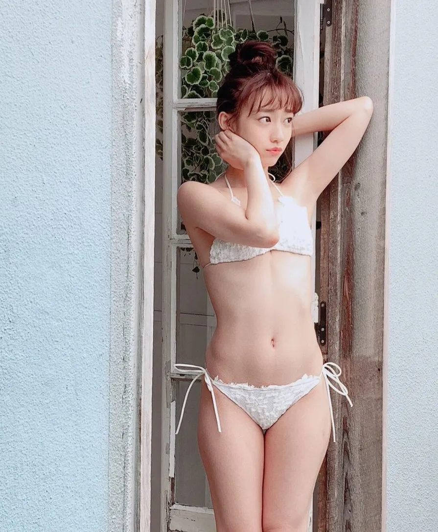 関根優那（24）、天使と小悪魔がコンセプトのビキニショットを披露！ファンが選んだのはどっち？