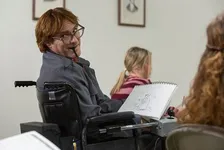 電動車イス乗ったアル中の風刺漫画家の半生を実録映画化『ドント・ウォーリー』