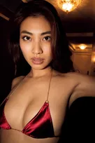 青山めぐ、美人秘書をテーマに妖艶グラビア！伝説の「もも時計」姿も公開