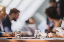 オフィスワーカーの約9割が「水不足」と判明！夏に気を付けたい水分摂取と仕事効率の関係