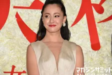 すべてのローマ字に告ぐ！沢尻エリカ様の美胸元『V』を前に雲散霧消しろ