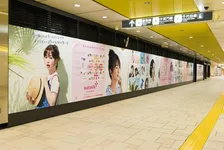 ゆうこす、神山まりあ、高山都らの旬メイクを自撮り写真でお試し体験！表参道駅＆なんば駅に資生堂の大型広告が登場