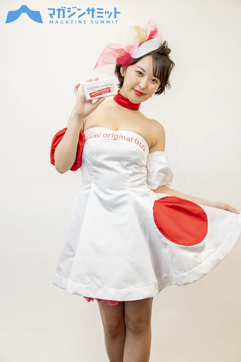 「女性からも積極的に」宣伝大使・忍野さら、部屋中に鏡でスタイルキープ。セクシー衣装でコンドームPR