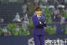 川口春奈、ヤクルトスワローズのゲームでリベンジ始球式！ノーバン投球大成功！