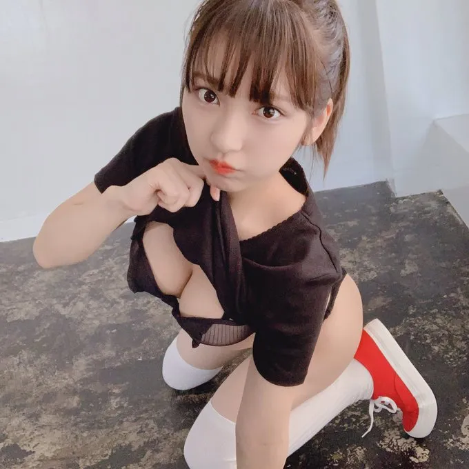 新時代の超激カワ美女・十味（20）、谷間チラ見せショットを披露しファ...