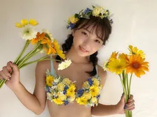 転校少女*・塩川莉世（19）、花にまみれたセクシーショットを披露しファンから大反響！