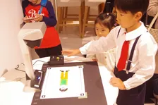 破綻騒動から一転継続となった保育施設、貝塚学院の今。園児らのプログラミング体験も