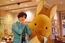 ピーターラビット™カフェ横浜ハンマーヘッド店に武田真治登場。シンディとピーターの意外な共通点！？