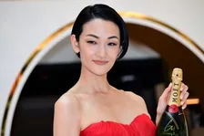 冨永愛さん、超絶美麗ドレス姿で登場！シャンパンタワーも初体験