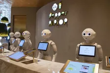 「大人が集まる、渋谷の広場。」で未来のパーラーを楽しむ！受付から掃除までロボットの「Pepper PARLOR」オープン