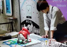 肉球に絵具をつけてアートを制作！aibo×若手クリエイターの渋谷を題材にした作品が可愛い