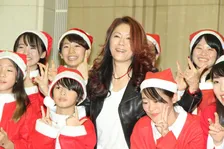 大黒摩季が子供たちを連れ、都庁の小池東京都知事を表敬訪問！『東京グレートサンタラン 2019』をアピール