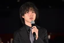 無観客で寂しい山崎賢人を盛り上げるべく、寛一郎がサービス精神発揮！やはり大物の血筋