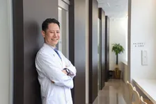 日本の「切りたがらない皮膚科」を変えたい！ 皮膚外科に特化した「はなふさ皮膚科」大宮院に患者が殺到するワケ