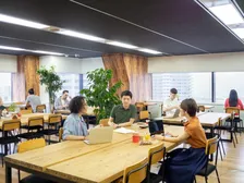 LGBTを取り巻く就業環境が判明…8割以上が職場でカミングアウトせず、約半数の企業が支援制度未整備