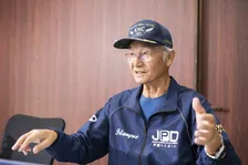 いくつものビジネスを手掛けるJMD株式会社日本マネジメント開発研究所会長・清水三雄氏。自身の信条は「人生複々線化」