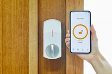スマホで鍵の施錠・解錠ができるスマートロックの新モデル「SADIOT LOCK」が登場。閉め忘れ防止機能などセキュリティの強化に