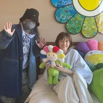 本田翼が雑誌「smart」に村上隆の作品とともに登場！オフショットを披露しSNSに大反響が！