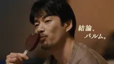 竹野内豊、新CMで「今日のアイスどうする問題」に悩む！「敏腕部長」が出した結論は？