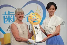 ご自身の子供の歯磨きについても相談。「歯が命アワード2021」に女優の前田敦子さんが受賞