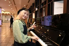 ハラミちゃん、即興の嵐メドレーに観客が感動！渋谷マークシティのストリートピアノ設置記念イベントに登場