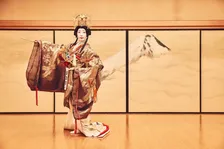 2年ぶりの開催となった新橋芸者たちの晴れ舞台「第 96 回東をどり」を映像化。オンライン配信版とBlu-ray 版で視聴が可能に