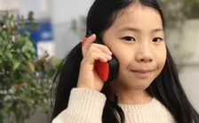 小学生向けプレスマホ「Hamic POCKET L」が登場！電池容量が従来比 2 倍になり見守り力がアップ！