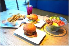 「UMAMI BURGER」にリニューアル含む全26種類の新メニューが登場！「ニューウマミバーベキュー」や「フライドピクルス」など他にはないこだわりのオリジナルメニューを実食」