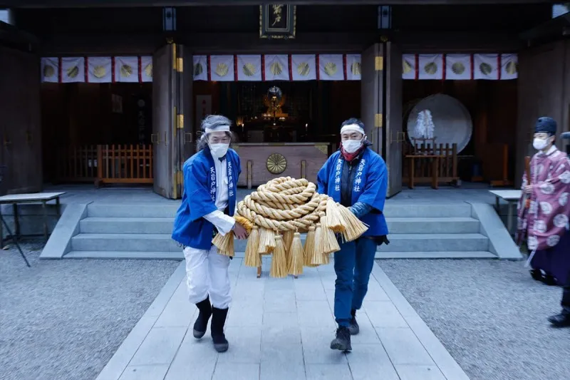 注連縄発祥の地、宮崎県・高千穂の天岩戸神社にて注連縄の張替えを行う...