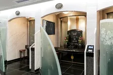 室内納骨堂に日本初のデジタルサービス「家系樹」が登場　情報コンテンツ表示でお墓参りをDX化