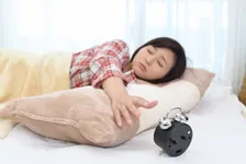 起床時にエアコン暖房はつけるべき？　寒い朝は血圧上昇リスクが！医師が解説