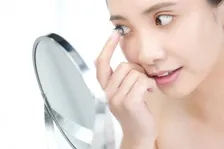コンタクトの不快感は「化粧直しストレス」という二次ストレスも生む！根本的な解決策は？