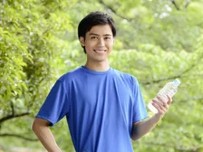 実感年齢が若い人は約2倍「鏡で自分をチェックする」！いつまでも若くいる秘訣とは？