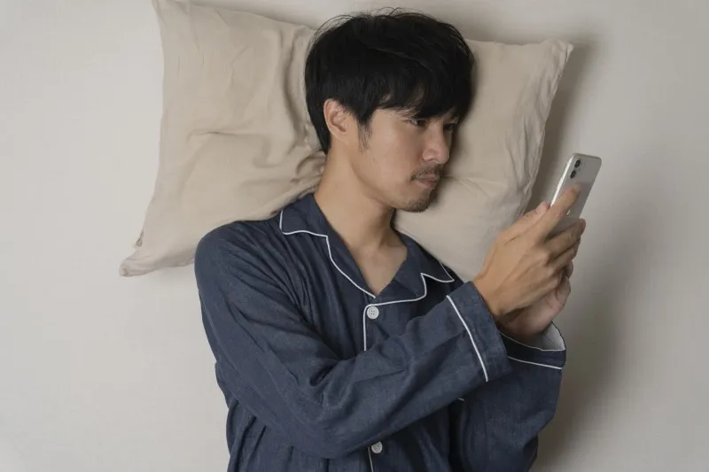 寝る前にスマホやゲームがやめられない！睡眠の質低下対策を産業医が解説