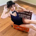 AKB48・左伴彩佳が雑誌「Platinam FLASH」でパントマイムグラビアを披露!