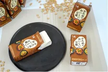 たんぱく質が豊富、常温で120日間保存可能な料理に最適な紙パックとうふ「かためのおいしい豆腐」と食物繊維が豊富な「おからパウダー」で健康的な食生活を。夏休みシーズンにぴったりな簡単レシピもご紹介