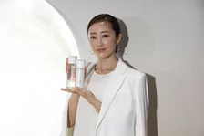 大切なのは心まで潤わせてくれる化粧品。ゲストに神崎恵をむかえ資生堂「エリクシール」新作お披露目