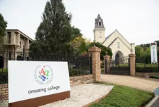 校舎が結婚式場。授業は児童主導。日本初、子どもがつくり出した“自由”の学校